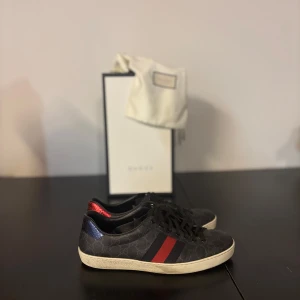 Svarta Gucci Ace | 43,5 - Sommarens/höstens fetaste dojor är här | Gucci Ace | Storlek 43,5 | Hos mig får ni dessa skorna för 2099 | nypris : ~ 8000 | skick 8,8/10 | allt og tillkommer ! Skriv vid intresse ⚡️