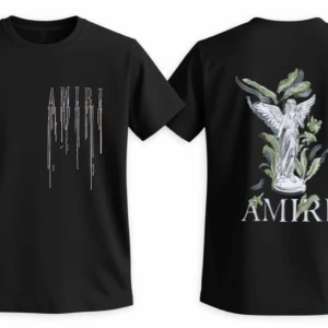 Svart AMIRI t-shirt med ängeltryck - Svart t-shirt från AMIRI med coolt tryck framtill av droppande logga och stor ängel med gröna blad på ryggen. Klassisk rund hals och korta ärmar. Skön passform och riktigt snygg streetstil. Perfekt för dig som vill sticka ut med en unik design.