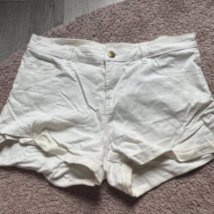 Vita jeansshorts med fickor - Snygga vita shorts i jeansmaterial.