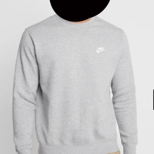 Nike hoodie - Säljer en grå nike hoodie som inte kommer till användning. Skitnice och jätteskön!!