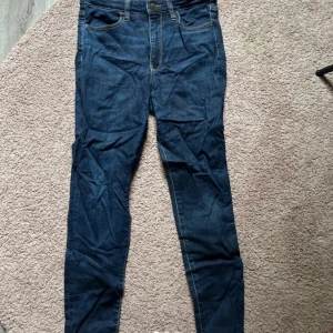 Blå skinny jeans från American Eagle - Fina jeans ifrån american Eagle