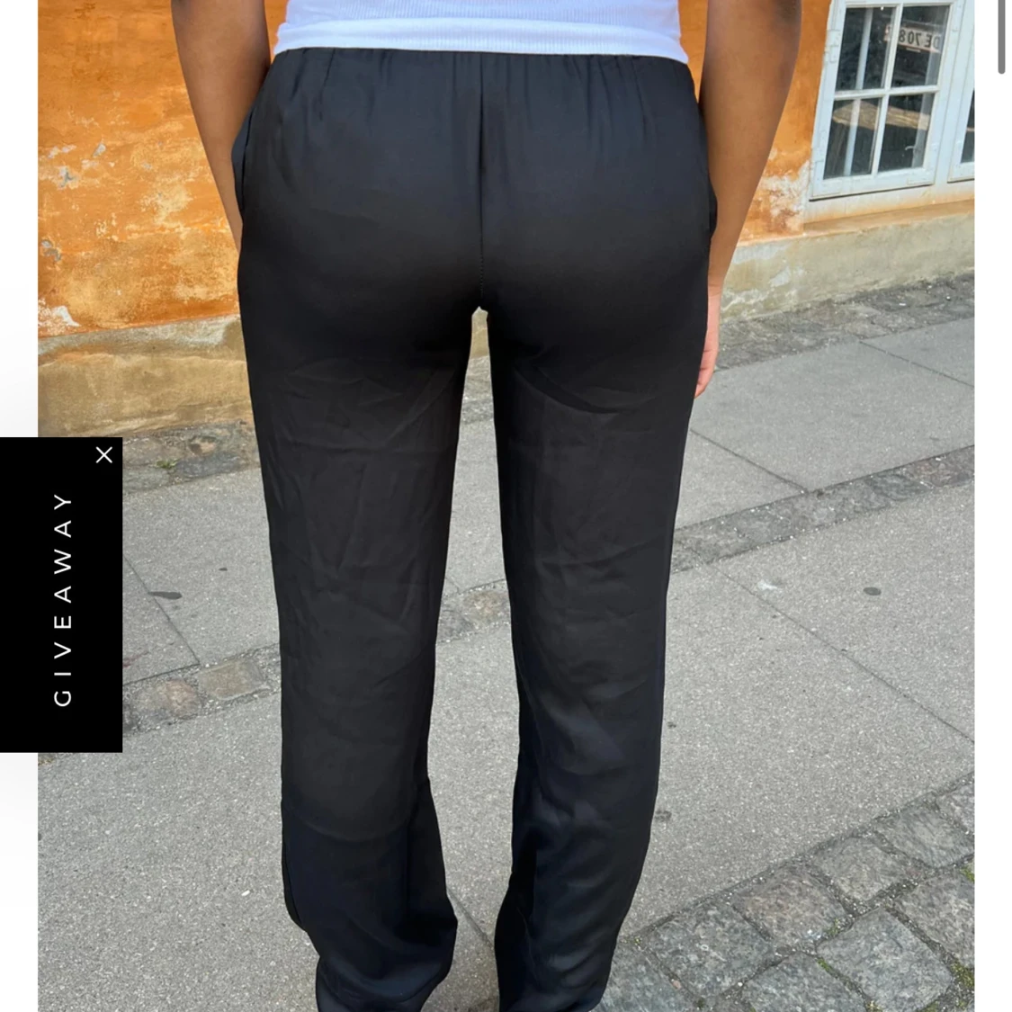 Svarta raka byxor i satin-look - 1