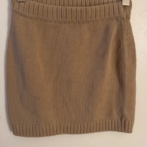 Beige stickad kort kjol & Other Stories - Superfin beige stickad kortkjol från & Other Stories. 