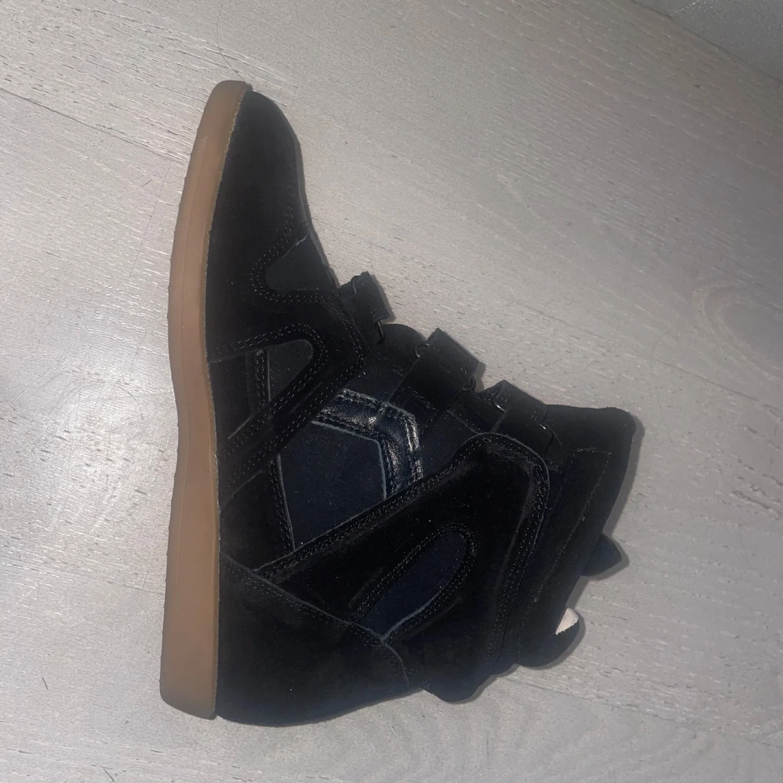 Svarta sneakers med kardborre och mockadetaljer