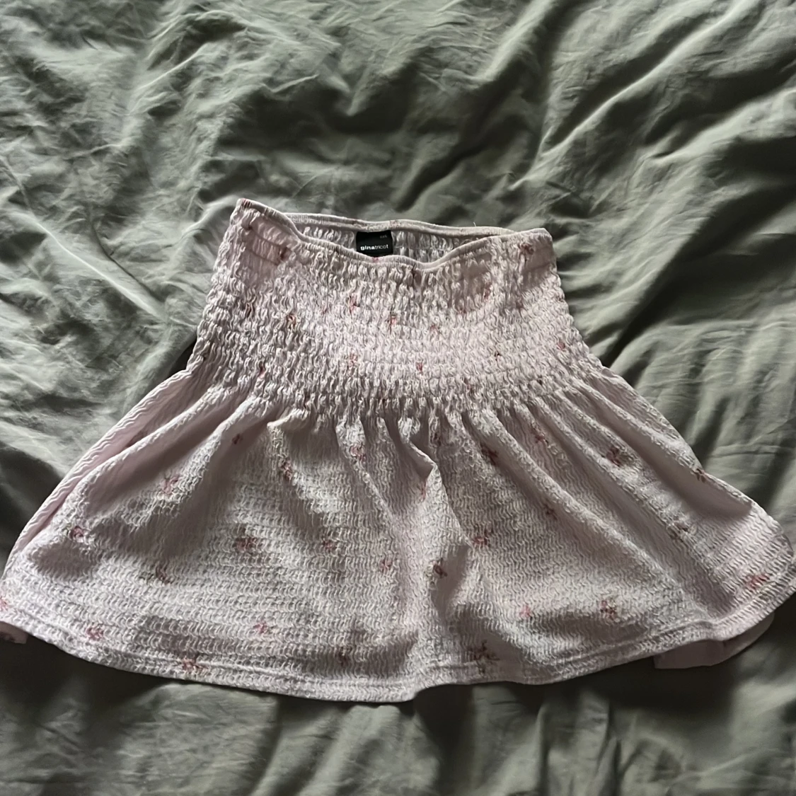 Ljusrosa blommig kortkjol från Gina Tricot - 1