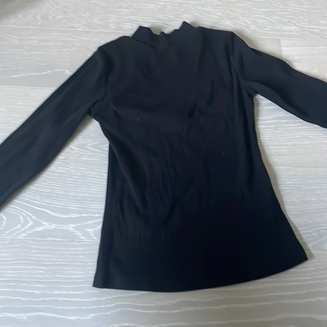 Svart ribbad polotröja med struktur. - 1