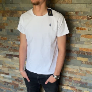 Polo Ralph lauren T-shirt - En riktigt snygg vit och fräsch polo Ralph lauren T-shirt! Denna är väldigt välkänd och många vill ha den. Skicket är helt ny och den är 10/10. Storleken är S men passar även M. Priset jag kommer sälja denna för är för 499kr men kan sänka priset vid snabb affär. Skriv om ni har några frågor eller funderingar.
