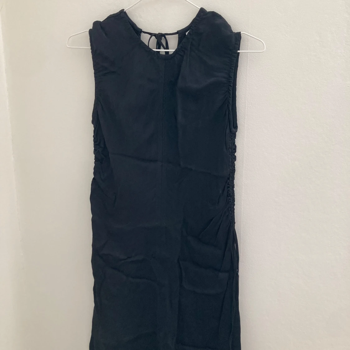 Svart ärmlös klänning med rynkade detaljer