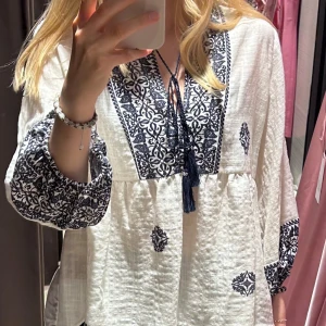 Blus från Zara  - Fin, luftig blus från Zara. Perfekt nu när sommaren börjar närma sig!☀️💘använd fåtal gånger och i fint skick.  