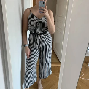 Jumpsuit  - Randig jumpsuit från Object. Kommer med ett band i midjan som går att ta bort eller bytas ut mot ett skärp. Använd få gånger
