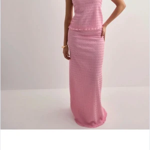 Rosa långkjol från Nelly💓 - Säljer den här superfina slutsålda kjolen från Nelly!💞