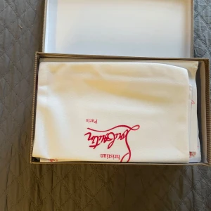 Mörkblå Christian Louboutins - Säljer ett par mörkblå sneakers från Christian Louboutin med klassisk röd sula.  Strl 42, Helt nya.  Priset kan diskuteras