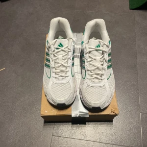 Adidas sneakers - Knappt använda, storlek 41, använda 4-5gånger. Prutat och klart 
