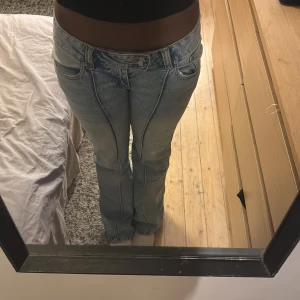 Ljusblå bootcut jeans från lager 157 - Säljer ett par ljusblå bootcut jeans från lager 157 med klassisk femficksdesign och snygga sömdetaljer framtill. Jeansen har normal passform och är perfekta för dig som gillar en avslappnad men trendig look.