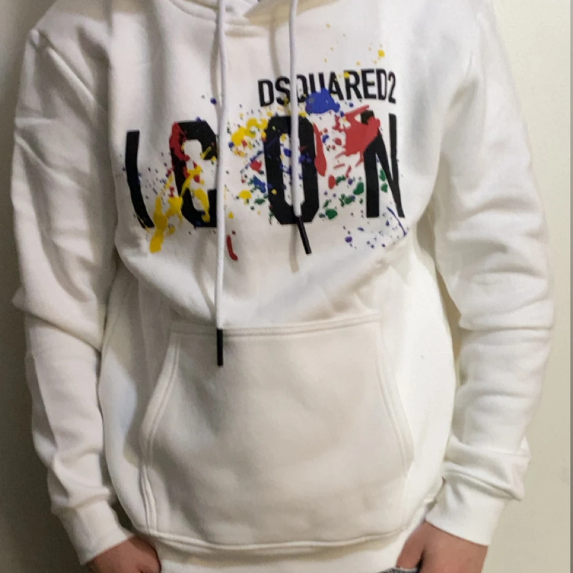Vit hoodie från Dsquared2 med färgstänk