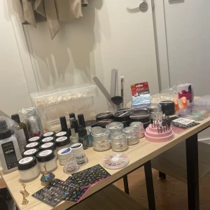 Stort kit med nagelgel, borstar och dekorationer - Säljer ett komplett gele nagelkit med flera burkar builder gel i olika färger som Soft Peach och Pink från Miss Fancy, samt primer gel och extreme bonder från NG. Inkluderar även nagelborstar, slipverktyg, dekorationer och stickers för naglar. Jag säljer lite allt möjligt så det är bara att fråga på om det är nått du söker!😊 Priset kan vi anpassa för dig. (Flertals är oanvänt)