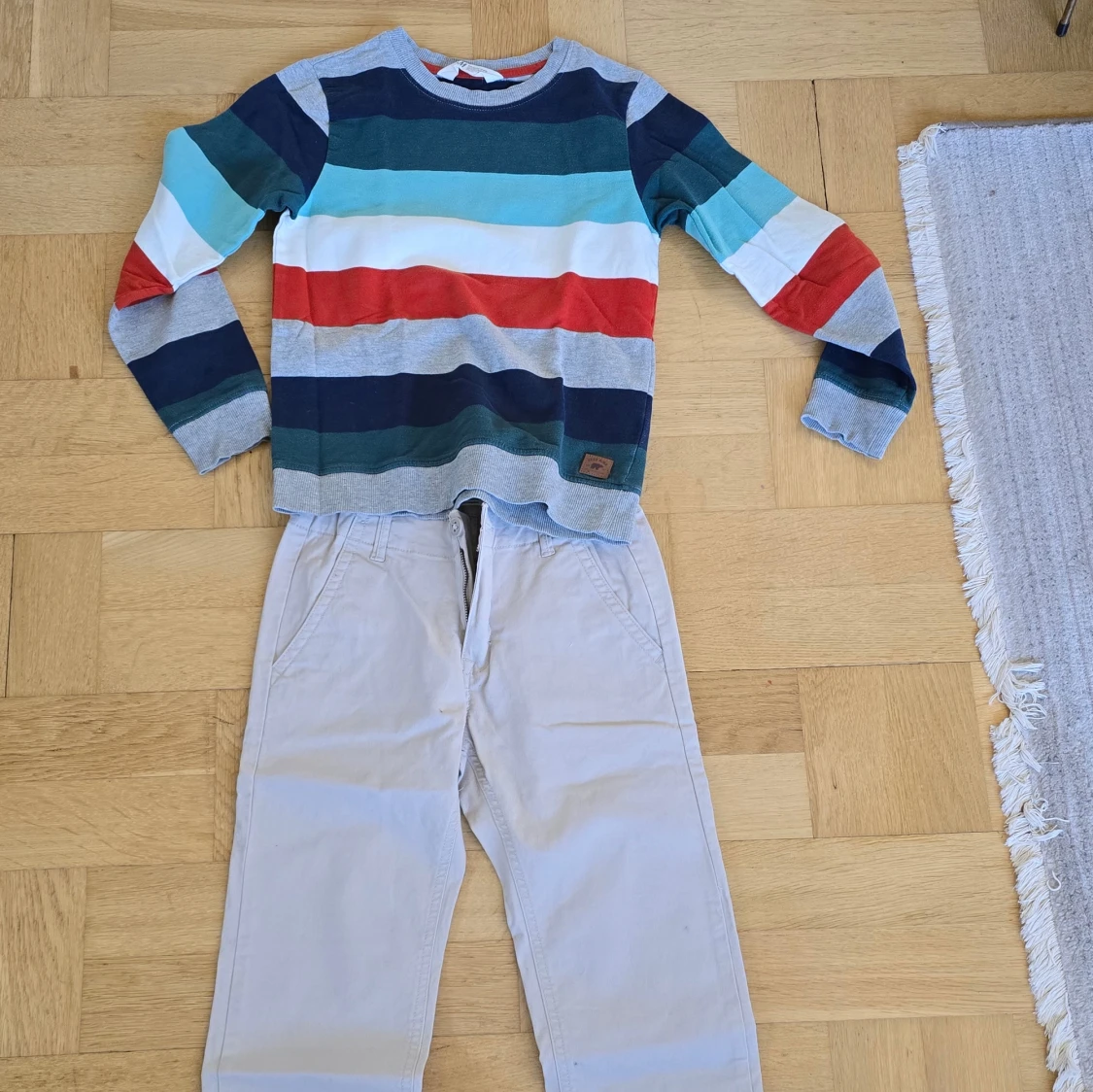 Beiga chinos från Lindex, stl 140 och sweatshirt stl 134/140