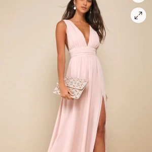 balklänning Ljusrosa långklänning med v-ringning -  ljusrosa långklänning för balen med djup v-ringning. Klänningen har en hög slits på ena sidan. Skiiiit snygg❤️den ör i storlek xxs men den är stor i storleken så passar även xs. Prislappen är kvar.