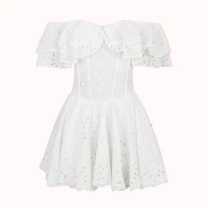 Vit volangklänning med spetsdetaljer - Söt vit kortklänning med volanger och spetsdetaljer. Klänningen har korta ärmar, markerad midja och rund halsringning. Perfekt för sommarens alla tillfällen. Från designbyamor helt nya men var inte min smak och båda klänningarna är i storlek S🫶🏻 dem båda är i paketet dem kom i och påsen🫶🏻 vi skulle lämnat tillbaka dem men fick ingen retur sedel🫶🏻 pris kan diskuteras🫶🏻