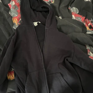 Hej säljer en svart basic zip hoodie från h&m - Säljer en svart basic zip hoodie från h&m. Inga hål eller märken. Storlek 158/164 12-14y, säljer den för den inte passar mig.