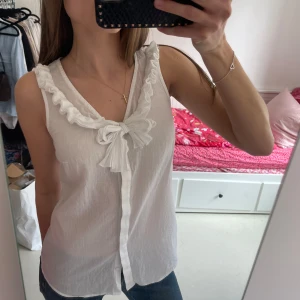 Söt topp - Finaste toppen med volanger och ett knytband💕💕💕