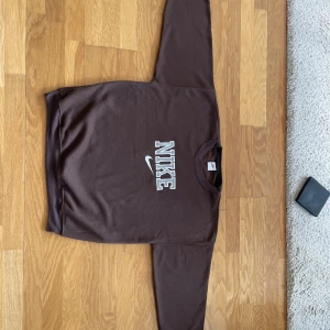 Vintage Nike Sweatshirt  - Brun Nike sweatshirt med Vintage stil.