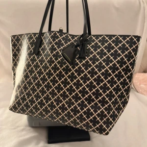 By Malene Birger Abigail väska! - Jättefin, endast lite defekter på handtagen som jag har limmat ihop! 😍Nypris 2800