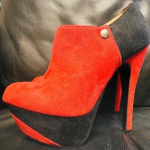 Djärva retrostövletter i svart och rött mocka-look – stl 35,5, Platino, Toppskick, Retro - Supercoola stövletter i svart och rött mockaimitationsmaterial från Platino. Djärv 80/90-talsinspirerad retrostil med skyhög klack (12,5 cm, varav 4 cm platå). Dragkedja på insidan för enkel på- och avtagning. I mycket fint skick – perfekta för dig som gillar rockabilly, retro eller alternativ stil. Ingen prutning – men bundlerabatt erbjuds!  