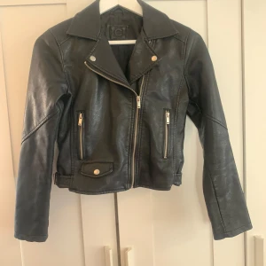 Läderjacka - MÖTS UPP I SÖDERMALM/STOCKHOLM!! FRAKTAR INTE går till midjan 