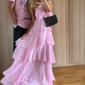 Rosa klänning - Säljer denna magiska rosa klänning från Vero Moda vmfelicia i storlek xs, helt slutsåld. Aldrig använd och prislappen är kvar! Perfekt klänning till balen eller till sommaren! (Bilderna är inge mina) hör av er endast om ni är intresserade så kan jag skicka  egna bilder🫶🏼