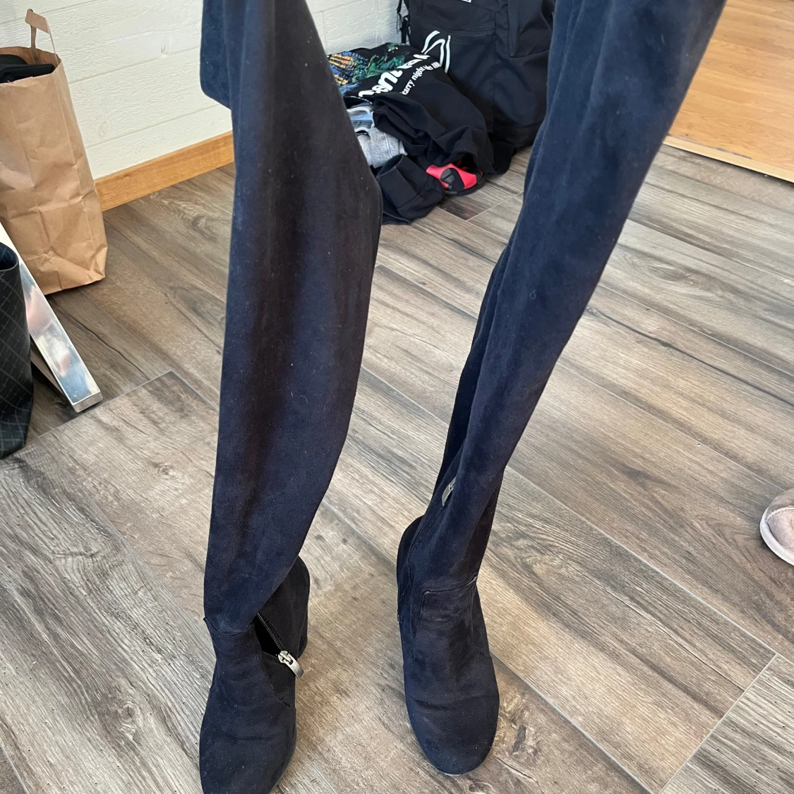 Svarta lårhöga stövlar med dragkedja