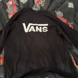 Hej säljer en snygg svart sweat T-shirt från Vans - säljer en snygg svart sweat T-shirt från Vans. Inga skador eller märken. Storlek Xl 14+. ny pris 350.