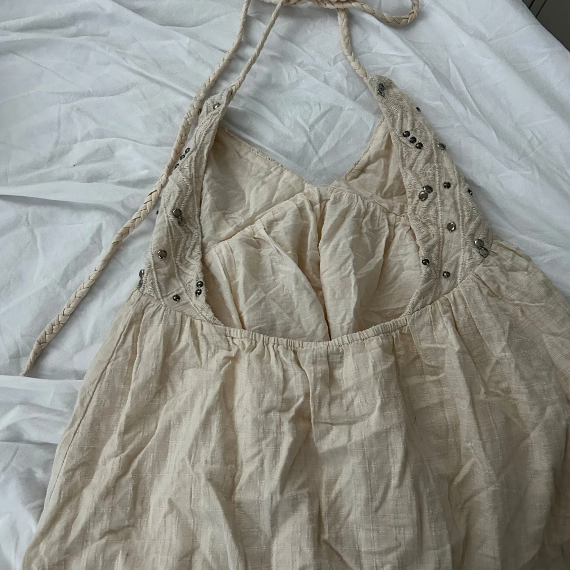 Ibiza Beige halterneck klänning med broderade detaljer och paljetter - 2