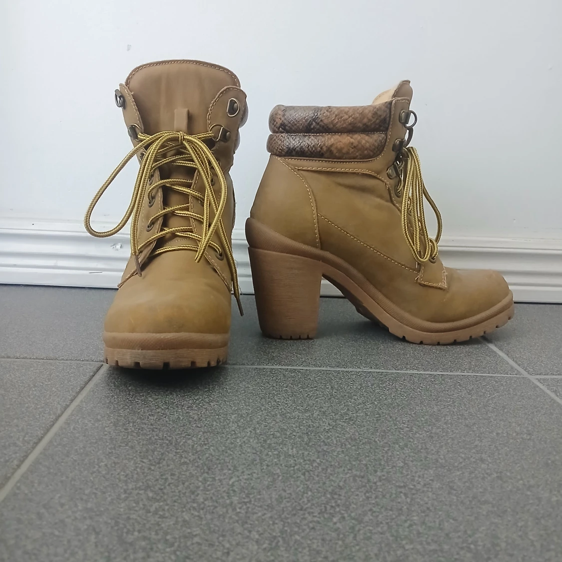 Beigea boots med klack och ormmönstrad detalj