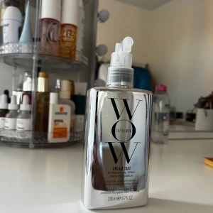 Color Wow Dream Coat spray - Color Wow Dream Coat är en fuktresistent spray som ger håret en silkeslen och glansig finish. Produkten kommer i en silverfärgad plastflaska med spraymunstycke och rymmer 200 ml. Perfekt för att tämja friss och ge håret en spegelblank yta. Produketn är helt nytt! Prisen kan självklart diskuteras 💗💗