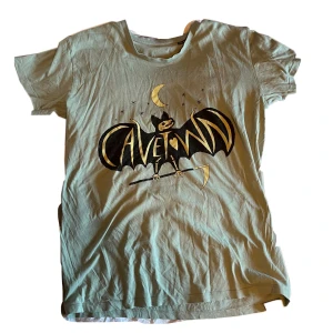  Cavetown t shirt  - Cavetown merch tröja från hans tour. Texten lyder i mörkret! 