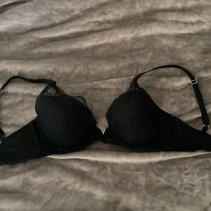 Svart spets-bh plunge Victora’s secret - Jätte fin bh från Victora’s secret, den är använd men inte sönder nånstans. Ingen pushup. Storlek 32/DDD (70F) 