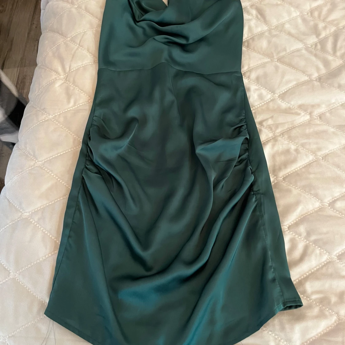 Grön bodyconklänning med draperad halsringning från Boohoo