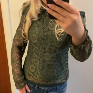 Grön spetsblus från Pieces💕 - Mörkgrön spetsblus från Pieces💚 Storlek XS men passar S lika bra! Nypris 500kr och endast använd ett par gånger, därav inga defekter!
