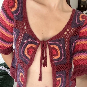 Bohemisk virkad topp  - Superfin virkad topp från Indiska i mycket bra skick! Säljer då den inte kommer till användning.  Hör av er vid frågor🫶🏻