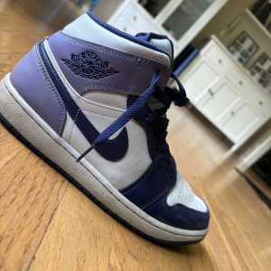 Nike Air Jordan 1 Mid sky purple - Säljer ett par Nike Air Jordan 1 Mid strl 43, sky purple. Skorna har klassisk snörning. Skorna är lite använda och i bra skick.
