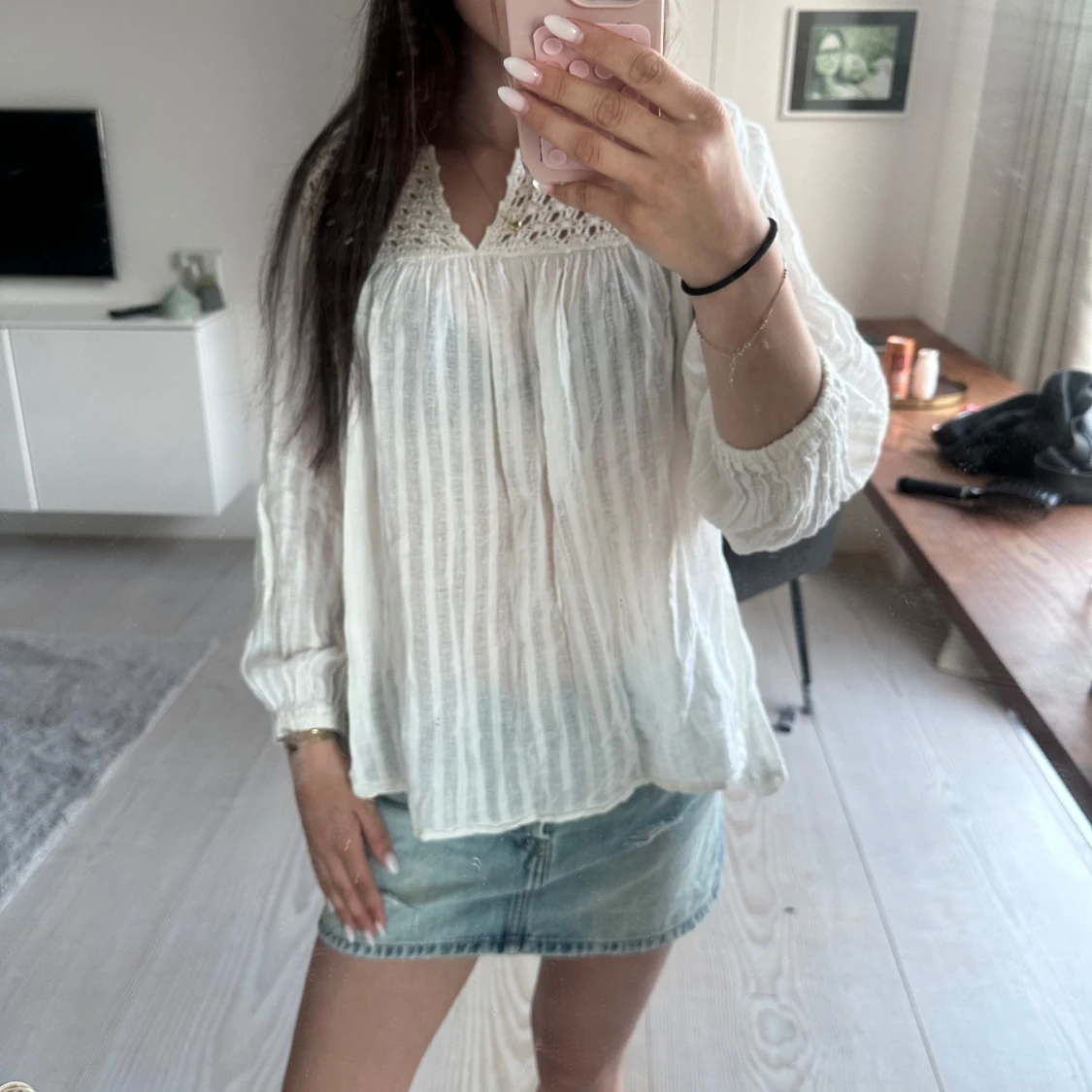 Vit blus med spetsdetaljer - 1