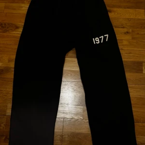 Mörkgråa mjukisbyxor Essentials  - Mörkgråa (färgen syns bäst på andra bilden) mjukisbyxor från Essentials, Mjukt material och klassisk design.