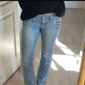 Ljusblå jeans från river Island  - Säljer ett par ljusblå jeans från river island som jag precis köpte här på Plick men som tyvärr inte riktigt passade  Midjemåttet:40, innerbenslängden: ca 80cm💓💓