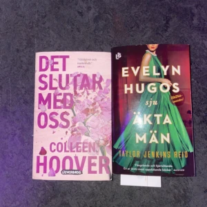 Det slutar med oss & Evelyn Hugos sju äkta män - 50kr styck! Två populära romaner: 'Det slutar med oss' av Colleen Hoover med rosa omslag och blommotiv, samt 'Evelyn Hugos sju äkta män' av Taylor Jenkins Reid med färgstarkt omslag och en kvinna i grön klänning. Perfekta för dig som gillar gripande berättelser.