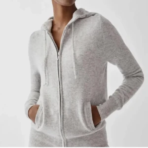 Soft Goat zip hoodie  - Mjuk och stilren ljusgrå hoodie i kashmir från Soft Goat. Säljer den då den inte kommer till användning längre. Inga defekter. Priset kan diskuteras 🩷