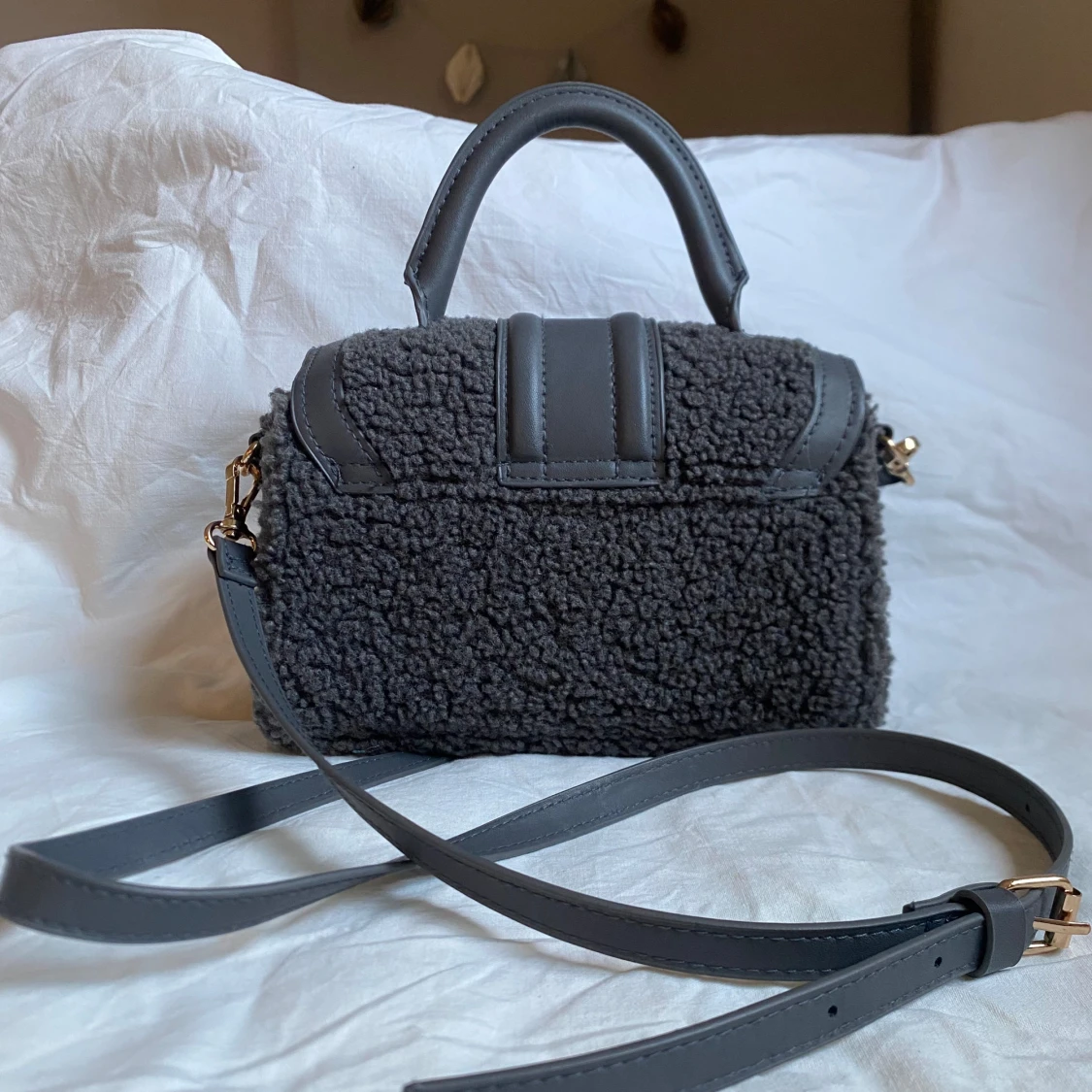 Mörkgrå axelväska i teddy-material - 1