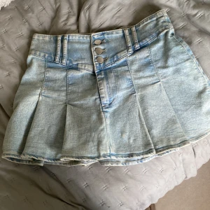 Ljusblå jeanskjol med knappar - Jättefin jeanskjol från hm. Aldrig använd och storlek xs❤️❤️Perfeky till i sommar❤️❤️