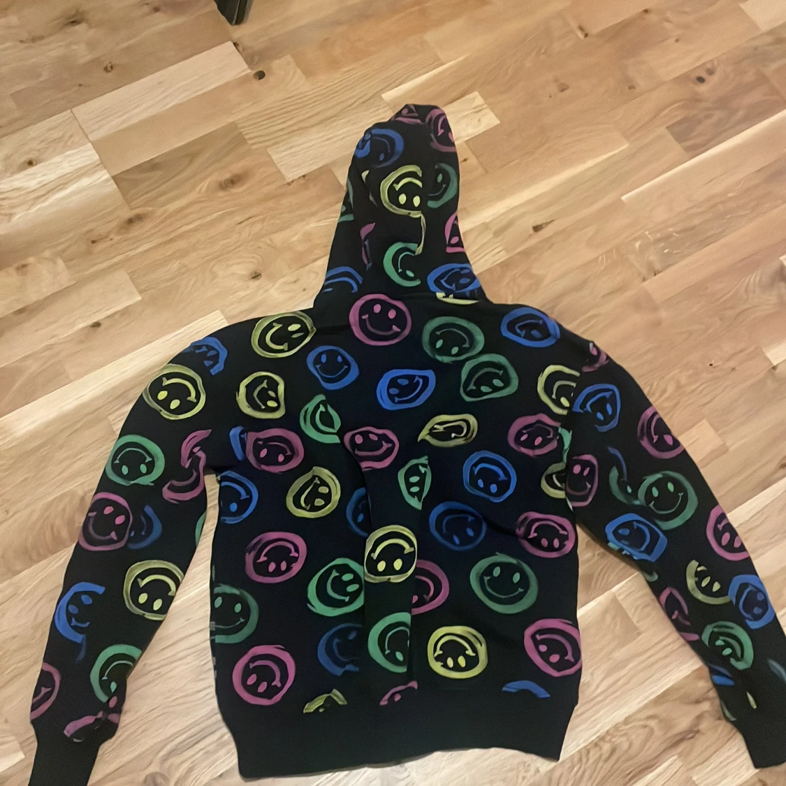 Svart hoodie med smiley-mönster från Junkyard - 1