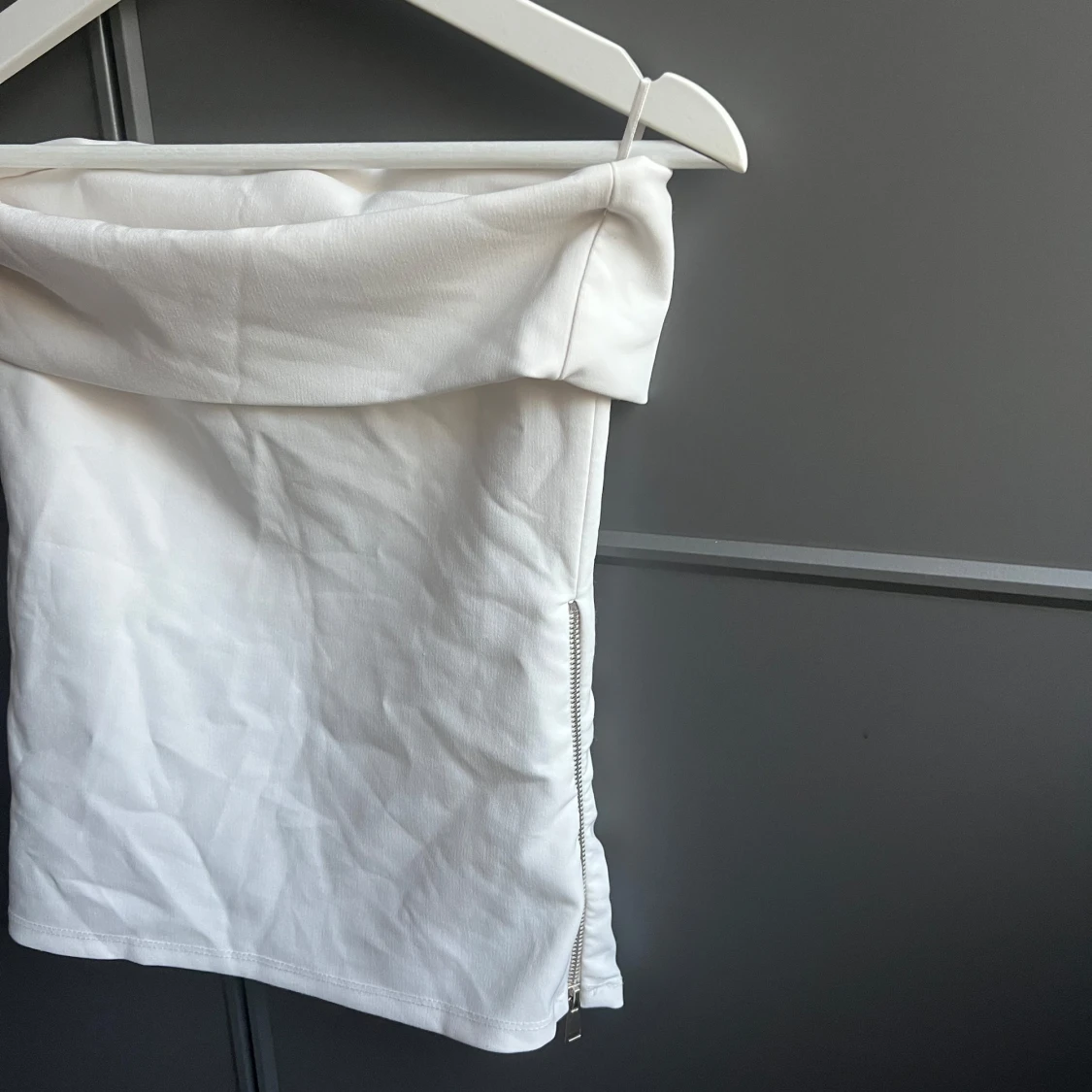 En fin vit topp med dragkedja ifrån Zara - 2